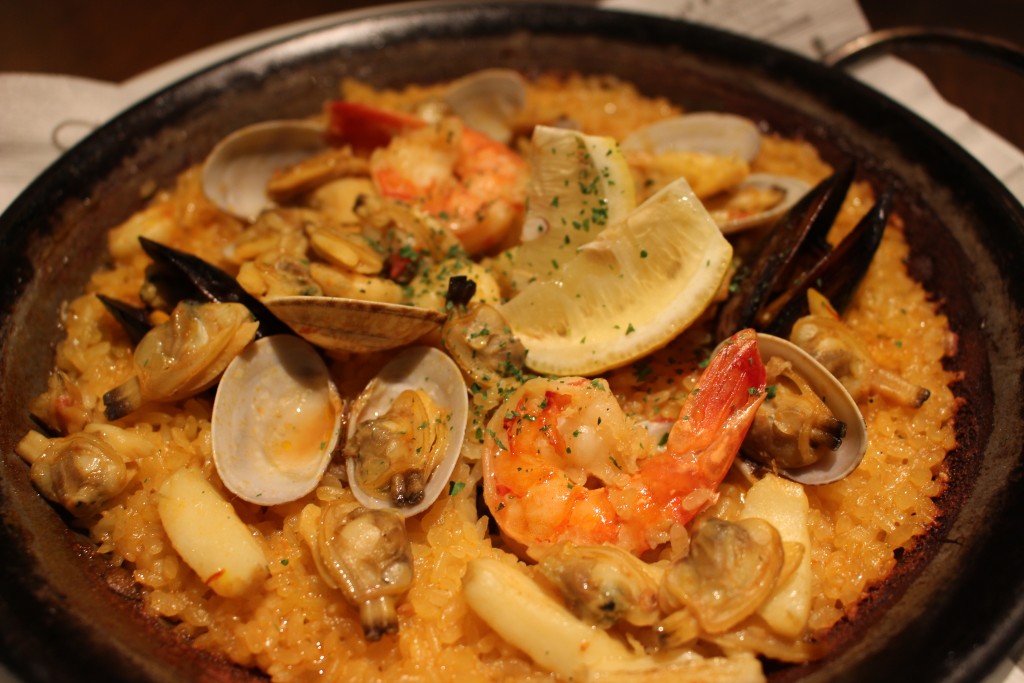 西班牙海鲜饭是该店最受欢迎的料理  1,560日元（不含税）