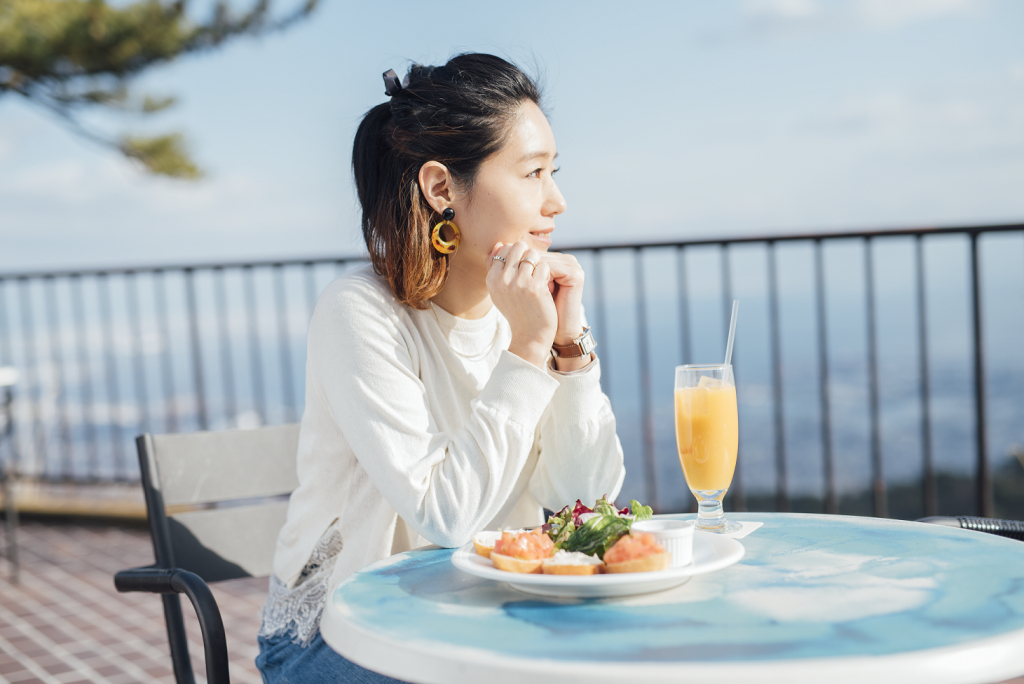 TENRAN CAFE 与六甲山上站临接处。可以边欣赏绝色美景，还能同时享受美食及下午茶时光。<br />
