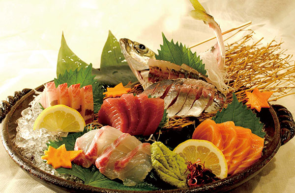 Various Japanese dishes cooked with Sanda’s special ingredients materials are lined up.