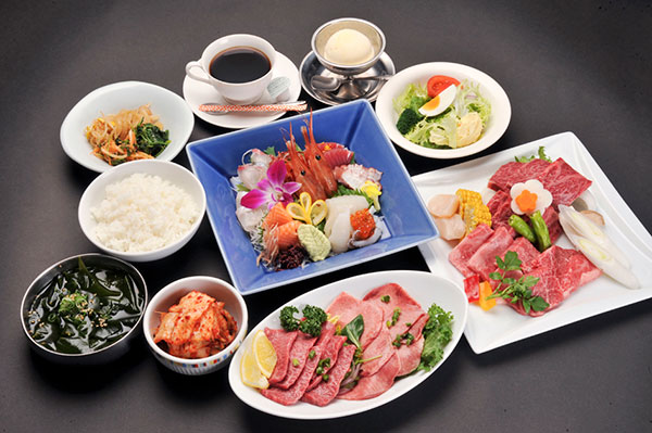 附带生鱼片 和牛烤肉套餐（2人以上～） 3,980日元(消费税另计)