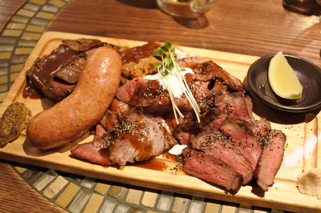 ど迫力の肉てんこ盛りプレート!!!