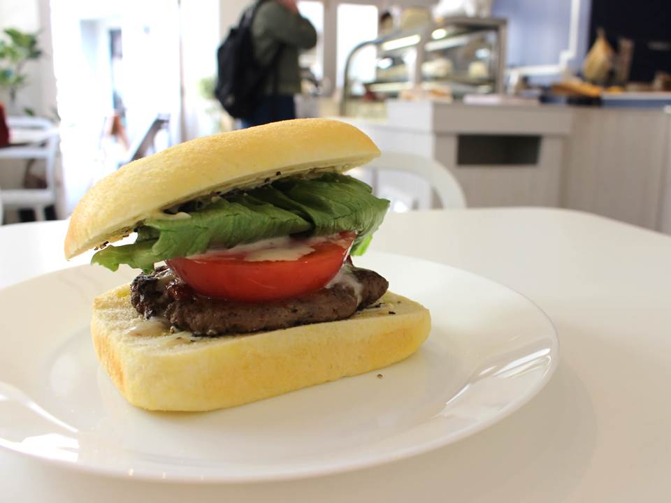 シャキシャキレタスと厚みのある牛肉100%のハンバーグ