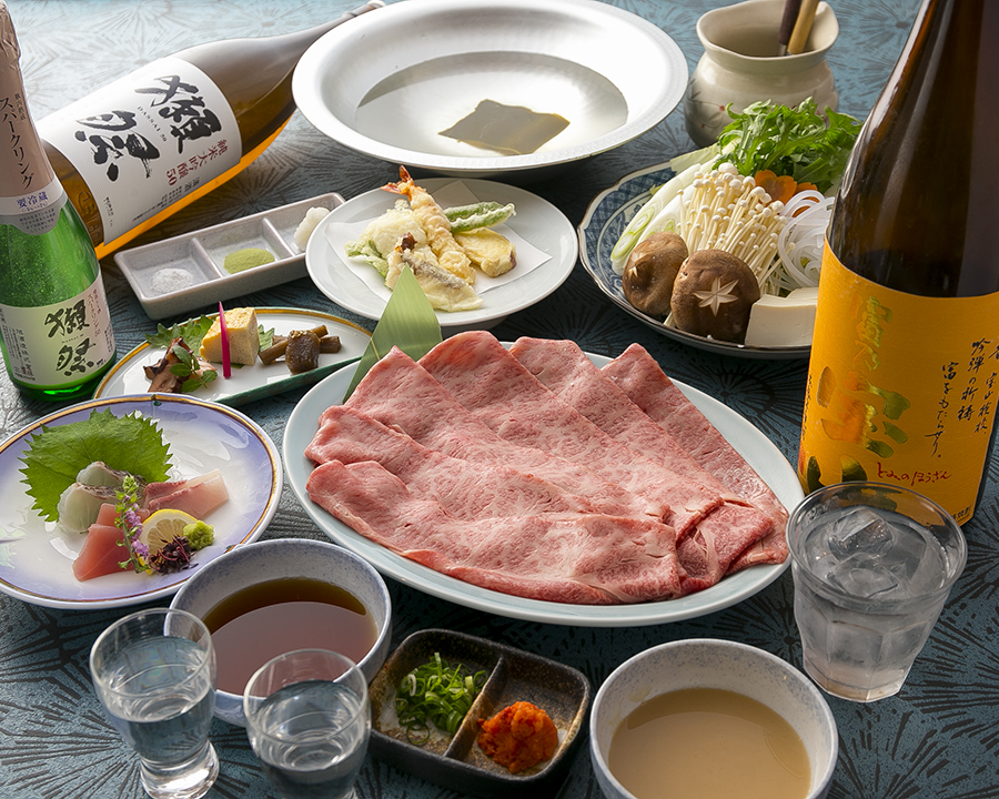 上質和牛を自慢のゴマダレ、ポン酢でどうぞ。