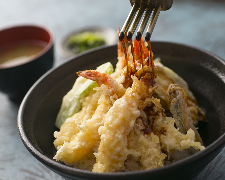 名物天丼、絶品タレが味の決め手、必食メニュー。