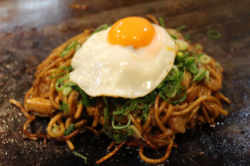 鉄板で焼いた焼きそばも食べられます