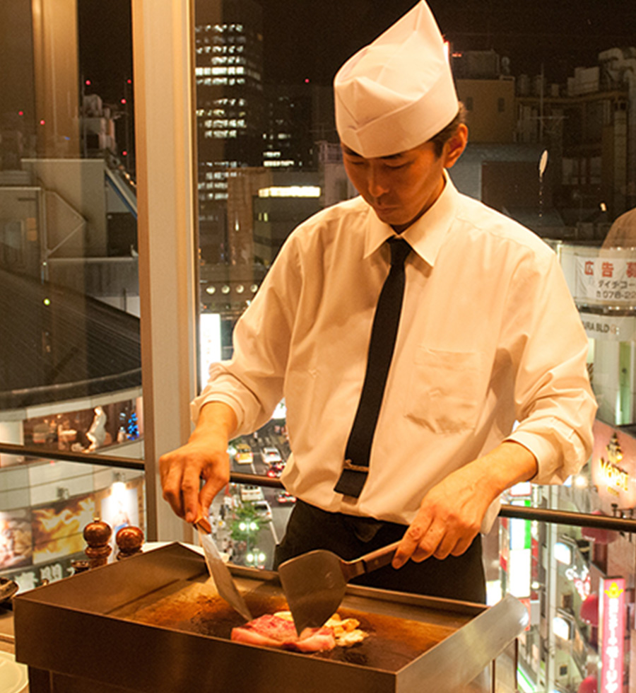 ハラール神戸牛ステーキ調理シーンこのたび 元祖 鉄板焼ステーキみそのでは、神戸本店にて『ハラール神戸牛』ステーキコースをご提供させていただく運びとなりました。イスラム圏からお越しのムスリムの方々より「神戸牛を食べてみたい」というリクエストが多く、様々な協会や専門知識をお持ちの方々からご協力やご指導を賜り、試行錯誤研究して参りました。ムスリムのお心に配慮した工夫と鉄板焼ステーキ専門店の元祖としてのこだわりを摺り合わせ、希少価値の高いハラール認定のある神戸牛を全席目の前で調理し、イスラム圏の方とのビジネスのご接待や、大切なご会食、訪日記念など様々なシーンで重宝していただけますよう真心を込めた新たなステーキコースです。尚、ハラール神戸牛は極めて希少価値が高く、在庫状況によりご予約をお受けできない場合がございます。ご理解の程よろしくお願い申し上げます。<br />
※本コースは神戸本店限定で、完全予約制・前払い制です。<br />
http://misono.org/halal/