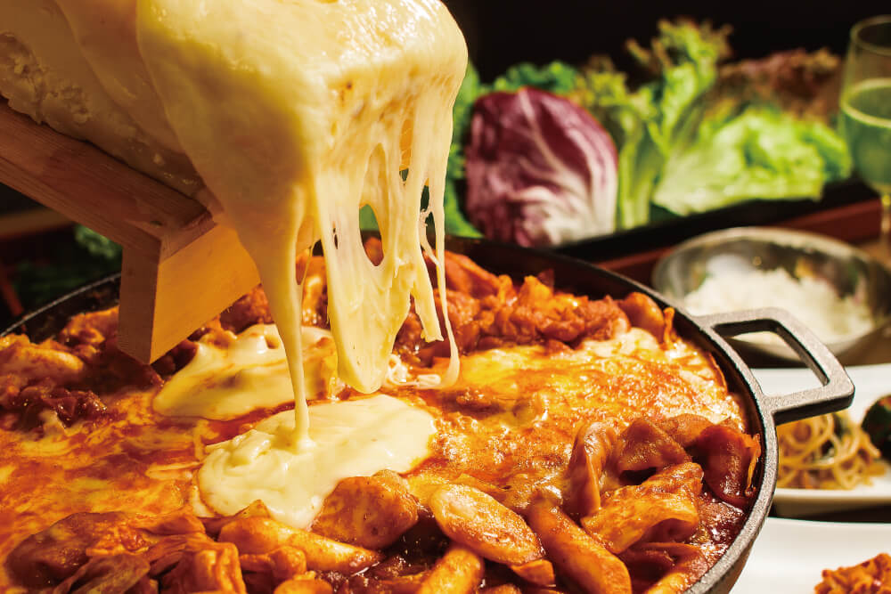 新定番のチーズタッカルビ。2種類のチーズとタレに漬け込んだ鶏肉の相性は抜群!