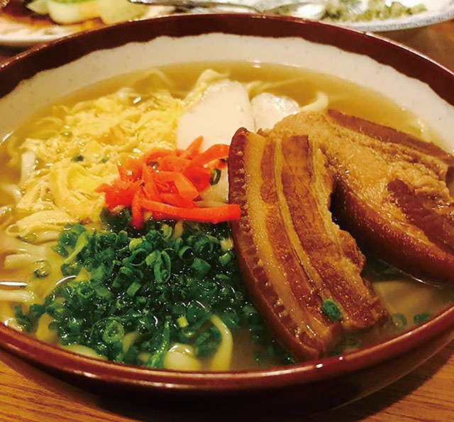 沖縄そばを始めとした沖縄料理一品もあります