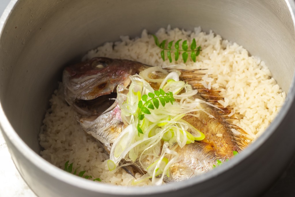名物・鯛釜飯