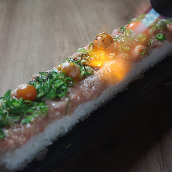 「生みんち炙りユッケ棒寿司」トロトロ食感に香ばしさで最高の一品。