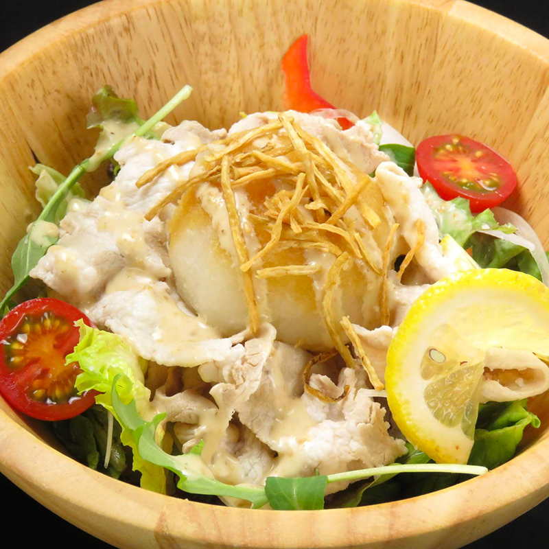 たっぷりおろしと豚バラをゴマドレポン酢で食べるからくさ屋サラダ