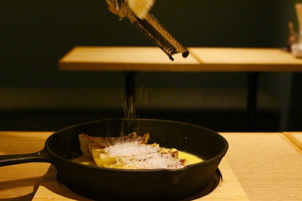 눈 앞에서 뿌려주는 파르메산 치즈교자 780엔 (세금 별도)