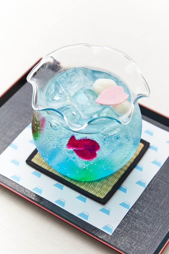 Soda pop served in a special fish bowl is being talked about on social media (SNS).