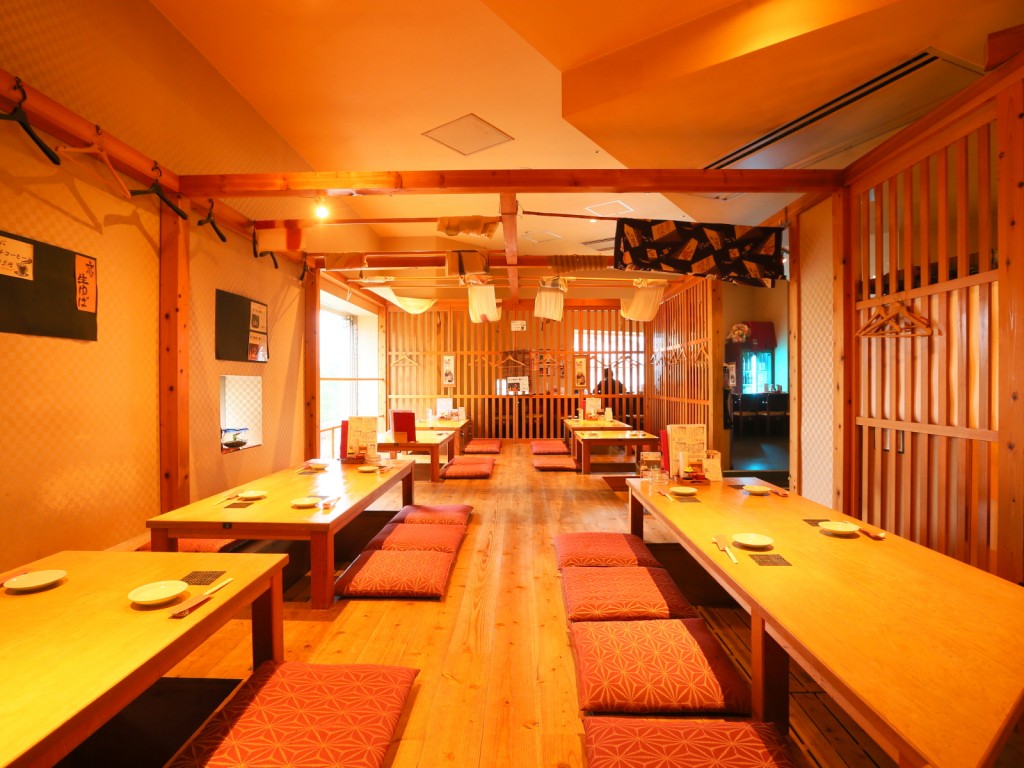 Hori-gotatsu (sunken kotatsu table) seats, bar counter with a beautiful night view of Harborland. 