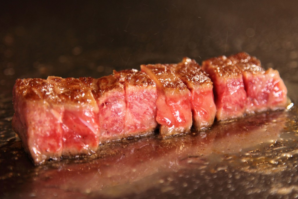 The highest-class Kobe beef steak is served with perfect doneness.
