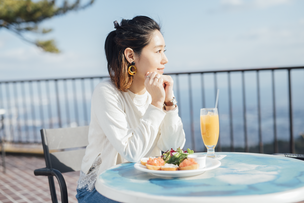 TENRAN CAFE (adjacent to Rokko Sanjo station)<br />
Please enjoy a beautiful view and a luxurious atmosphere with their delicious dishes and drinks!<br />
