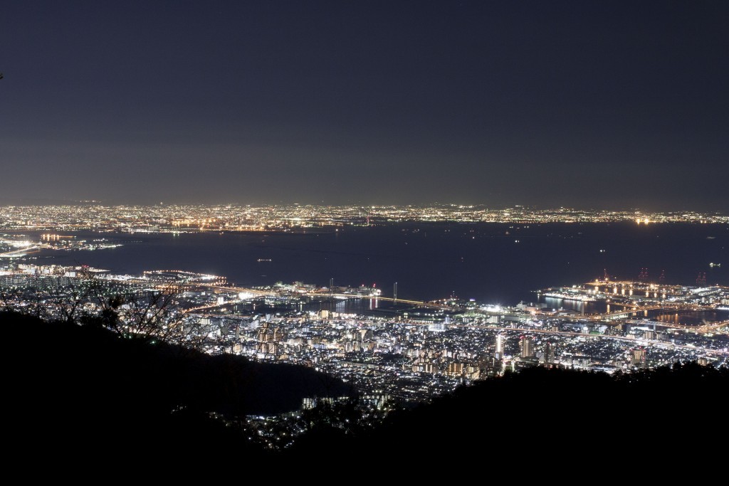 The 10 million-dollar night view of Kobe from Tenran Observatory <br />
(An observatory which is located right next to Rokko Cable Car Rokko Sanjo station.) <br />
