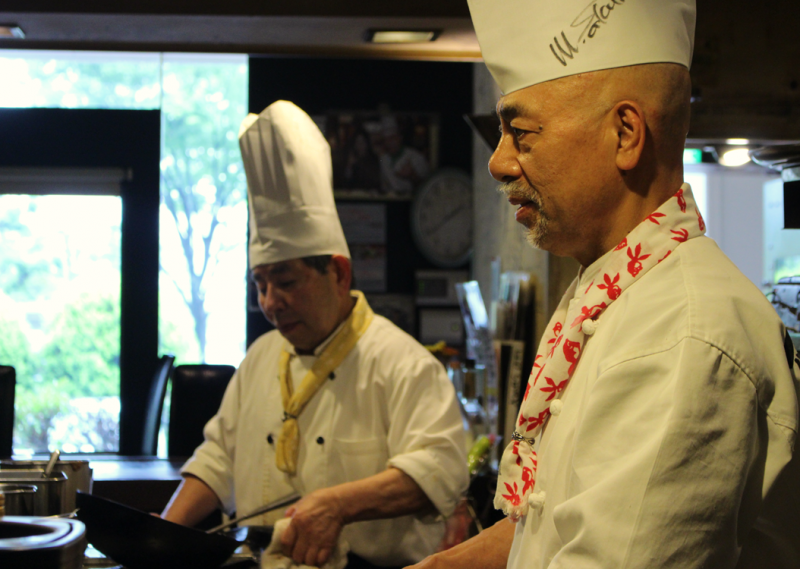 Mr. Sakurai (right)<br />
The chef-owner with 45 years of professional experience