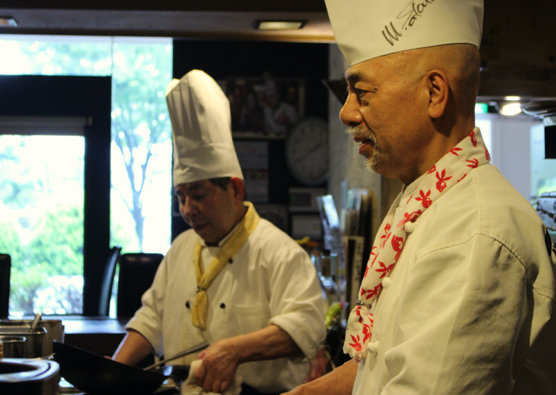 Mr. Sakurai (right)<br />
The chef-owner with 45 years of professional experience