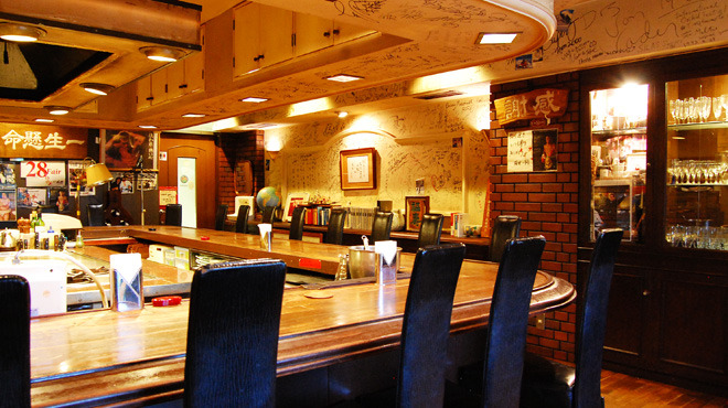 You can see many famous celebrity photos and autographs while relaxing in the restaurant. 