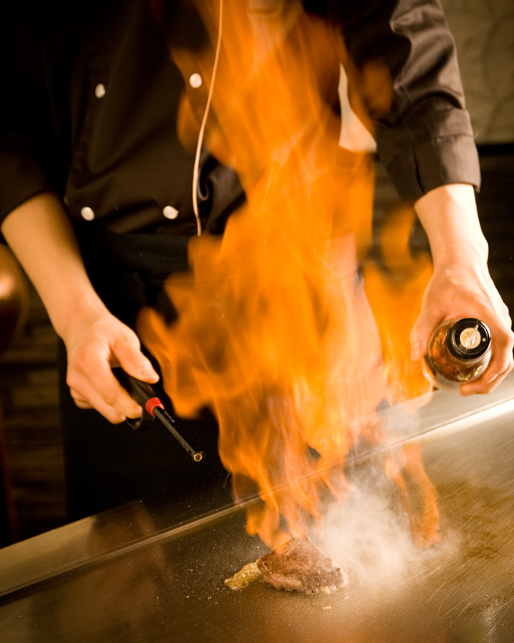 Dynamic flambé finish!<br />
(*Flambé is a cooking procedure in which alcohol is added to a hot pan to create a burst of flames.)<br />
