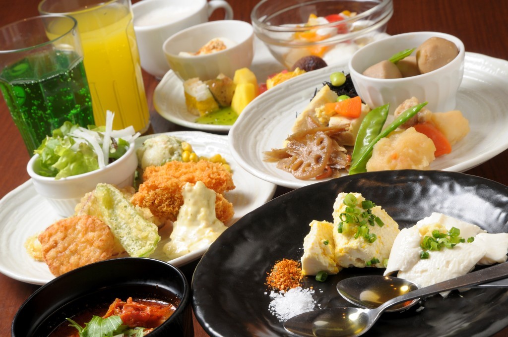 They wholeheartedly welcome you with their delicious Japanese, Chinese, and Western dishes. 