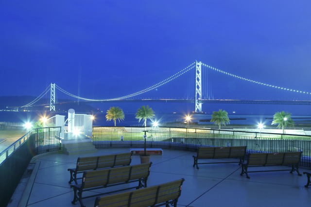 From the Marine Terrace, you can enjoy a dynamic, panoramic view of the Akashi Kaikyo Ohashi.<br />
<br />
*A free shuttle bus runs to here from Tarumi Station every day. 