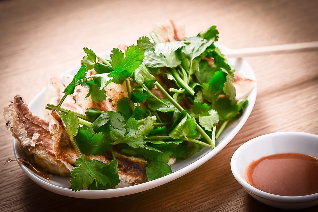 Coriander pot stickers 490 JPY (tax excluded)<br>*served with a heap of coriander leaves on top.<br />
