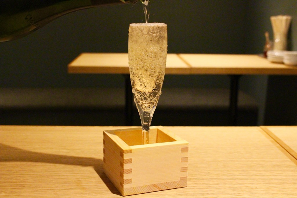 Kobore sparkling wine 690 JPY (tax excluded) <br>*Enjoy the overflowing wine inside the wooden square cup on the bottom as well!<br />
