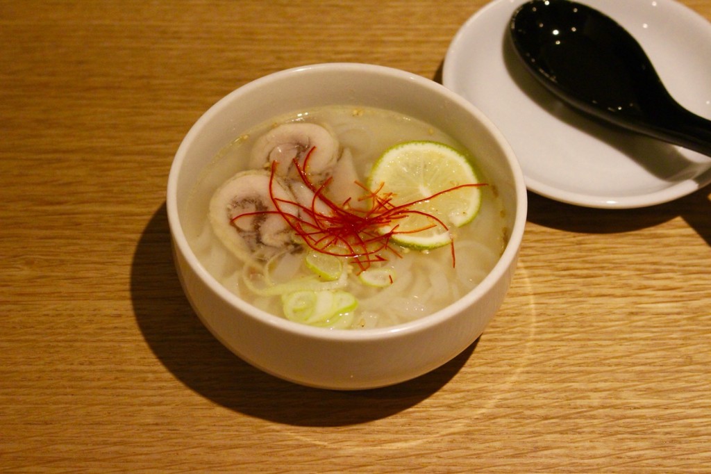 Pho (Vietnamese-style noodle soup) 500 JPY (tax excluded)<br>*They serve a variety of a la carte dishes.<br />
