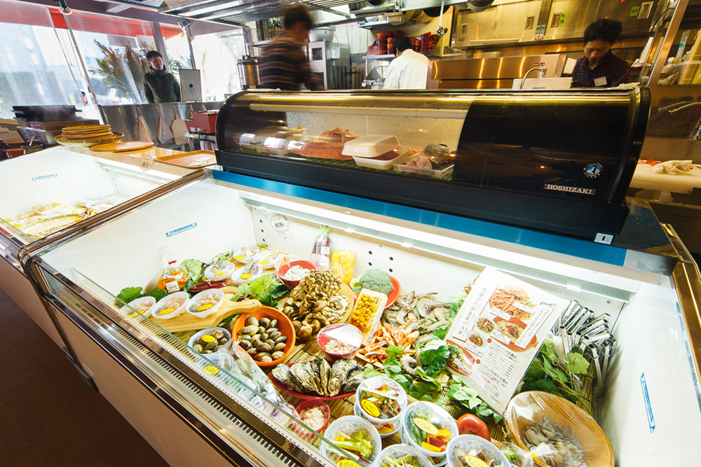 Please select your favorite sauce and pick your favorite seafood and vegetables for toppings from the refrigerated display case.