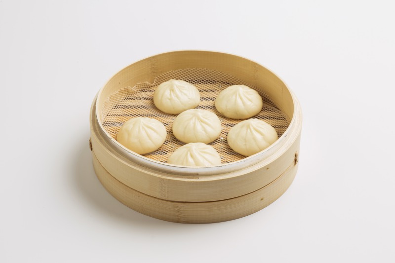 Steamed chicken bun<br />
A bite-sized meat bun with soy sauce-flavored chicken filling wrapped in a soft bun.<br />
