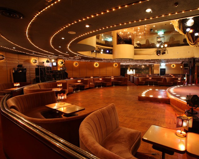 The cabaret has been crowded with many customers who seek an urban getaway and it is the place for adults to enjoy real entertainment. Please enjoy the traditional yet modern atmosphere.